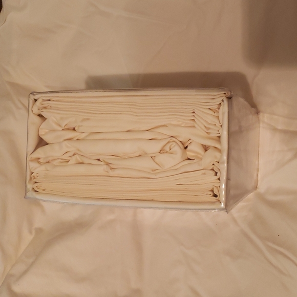 NWOT 500 threadcount King sheet bedset. - Picture 3 of 3